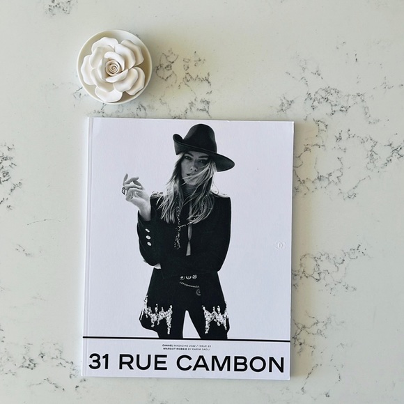 CHANEL 2022-2023 Book - Picture 2 of 12